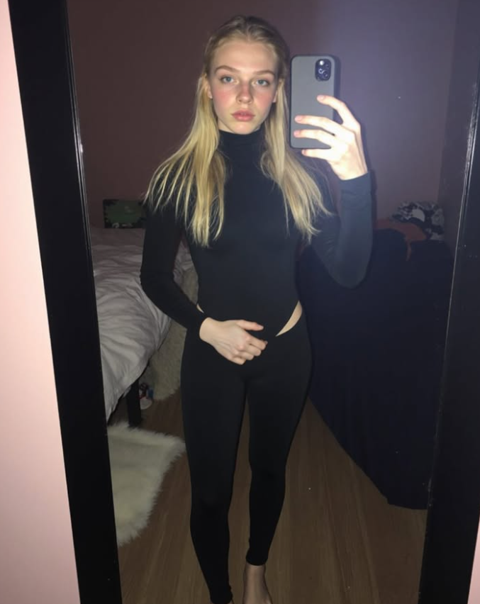 amibnw mirror selfie